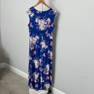Floral Sz 8P Blue floral Sleeveless Dress. Great for Prom or any occasion. $19.